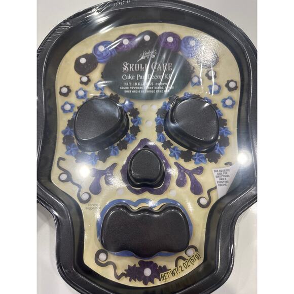 Skull Cake Pan Kit INCLUDES Pan, Candy Beads, And Powders, NEW - Picture 2 of 4